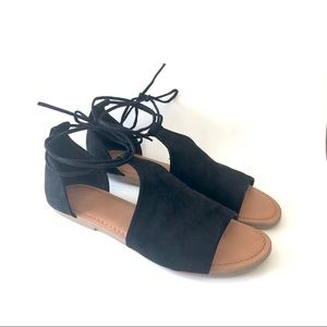 Universal thread strappy sandals